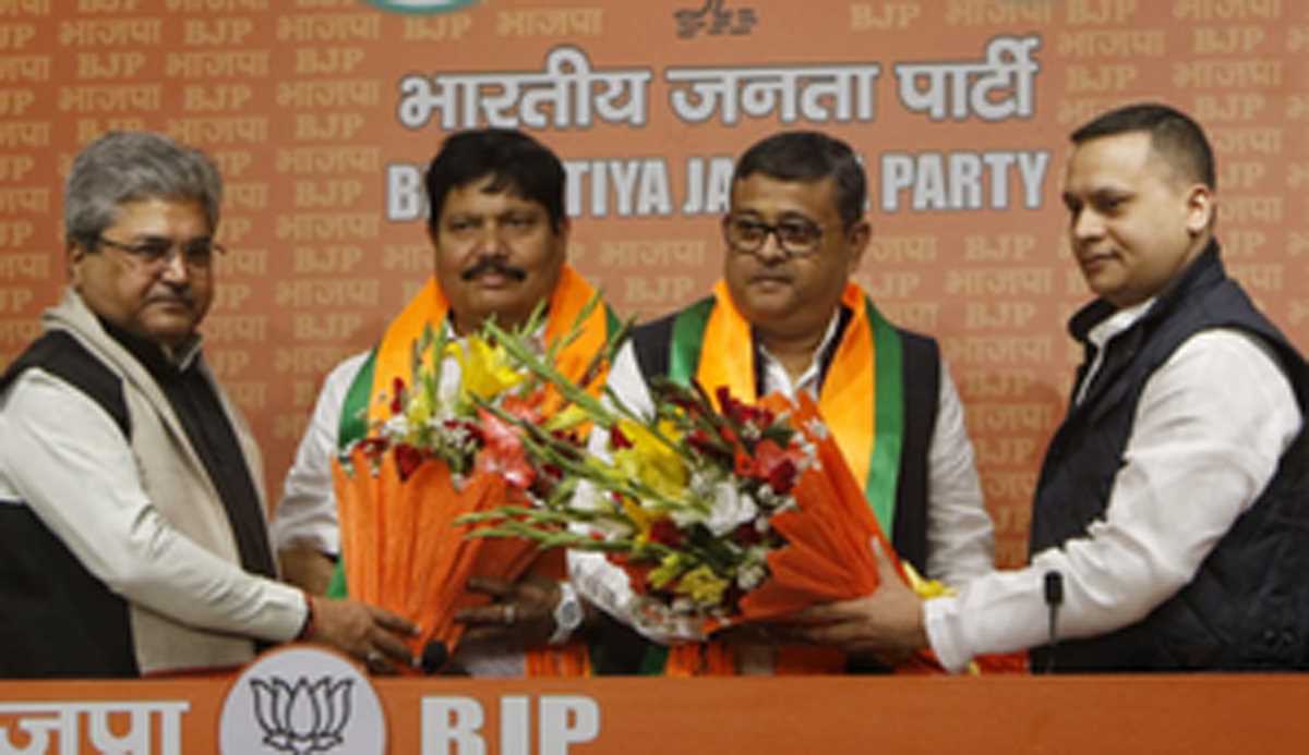 पश्चिम बंगाल में ममता बनर्जी को लगा बड़ा झटका, भाजपा में शामिल हुए अर्जुन सिंह और दिब्येंदु अधिकारी